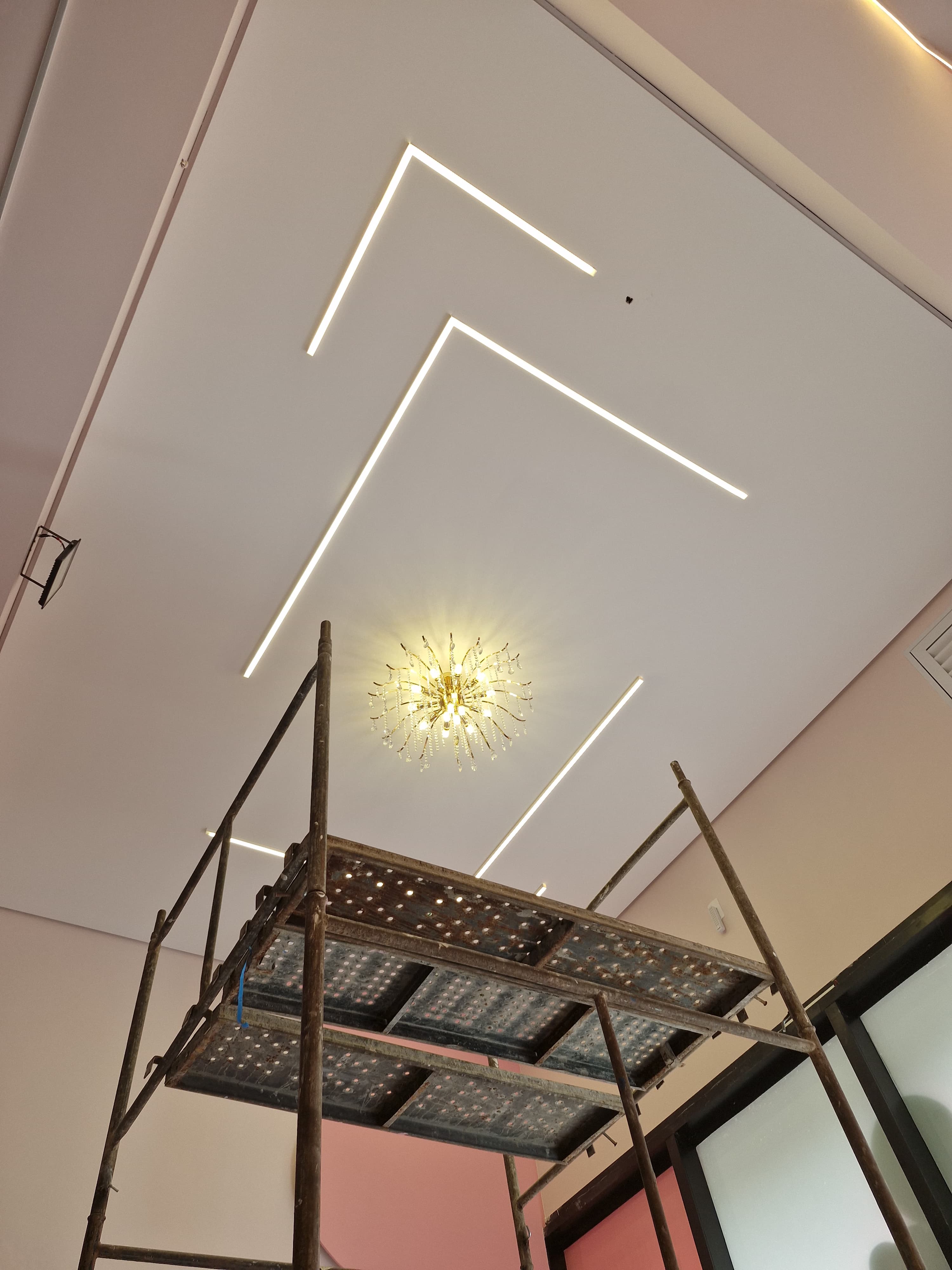 Iluminação e acabamento de gesso