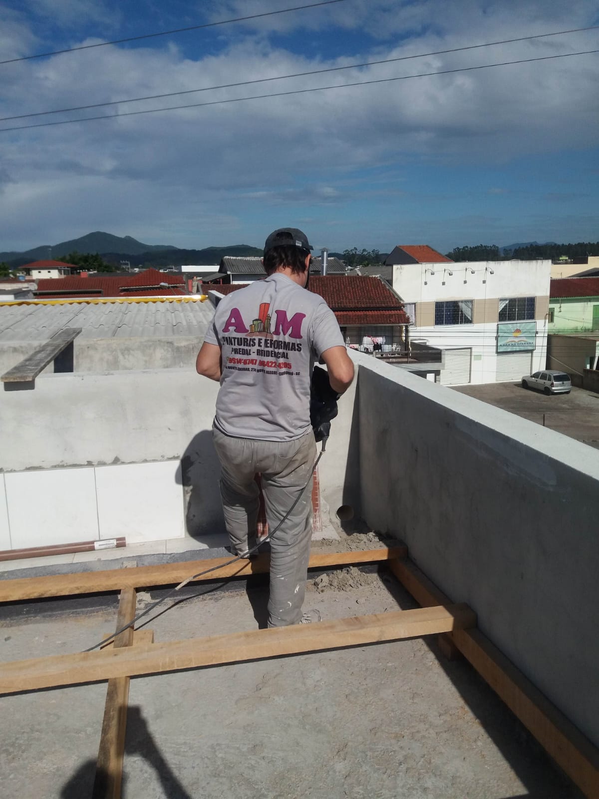 Estrutura e telhado em obra
